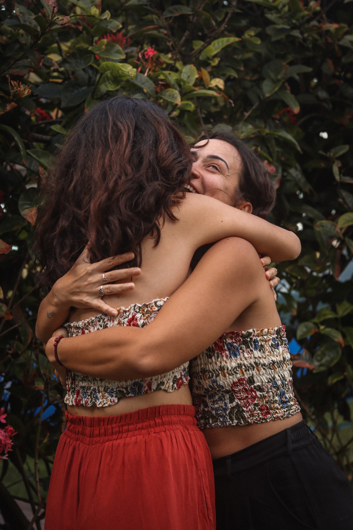 Abraço entre mulheres